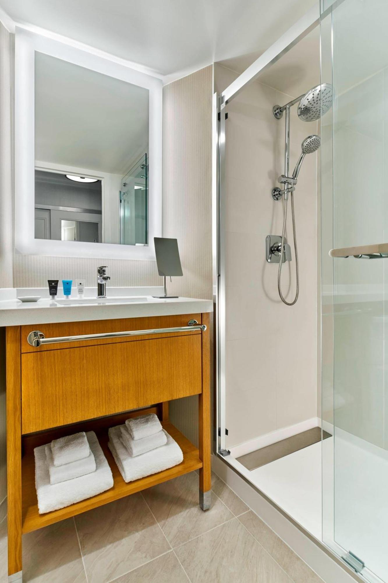 Delta Hotels By Marriott Richmond Downtown Esterno foto